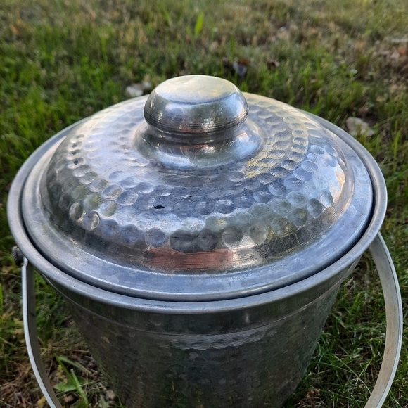 Vintage MCM Italian hammered aluminum silver metal ice bucket with tongs - Picture 3 of 15